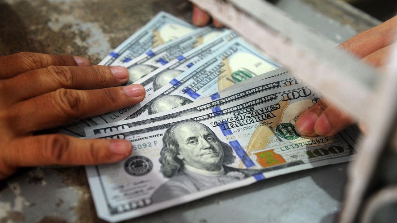 Interceptan a sujeto que salía del país con $us 187 mil y Bs 1 millón