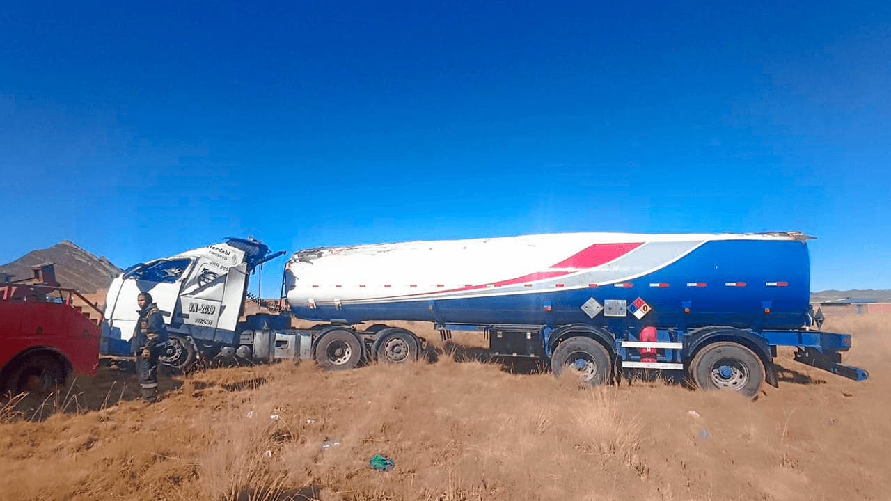 Derrame de aceite vegetal en el Lago Titicaca tras vuelco de cisterna