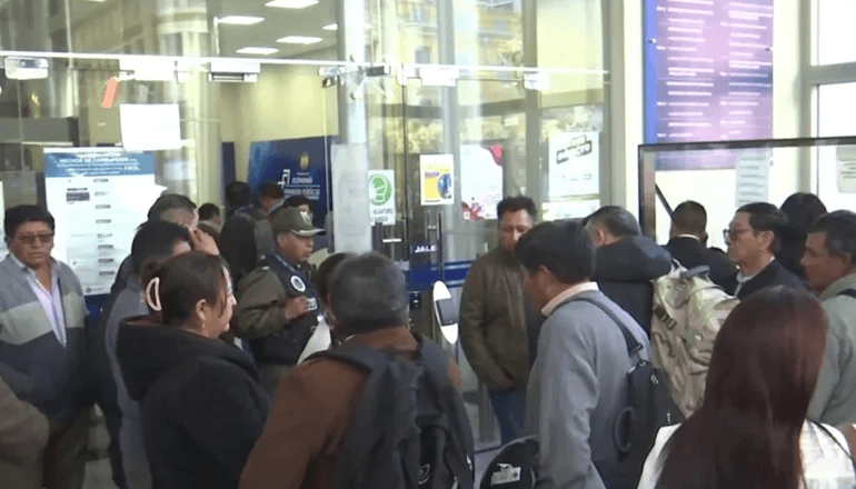 Se prolonga reunión entre Gobierno y Transporte pesado para resolver conflicto