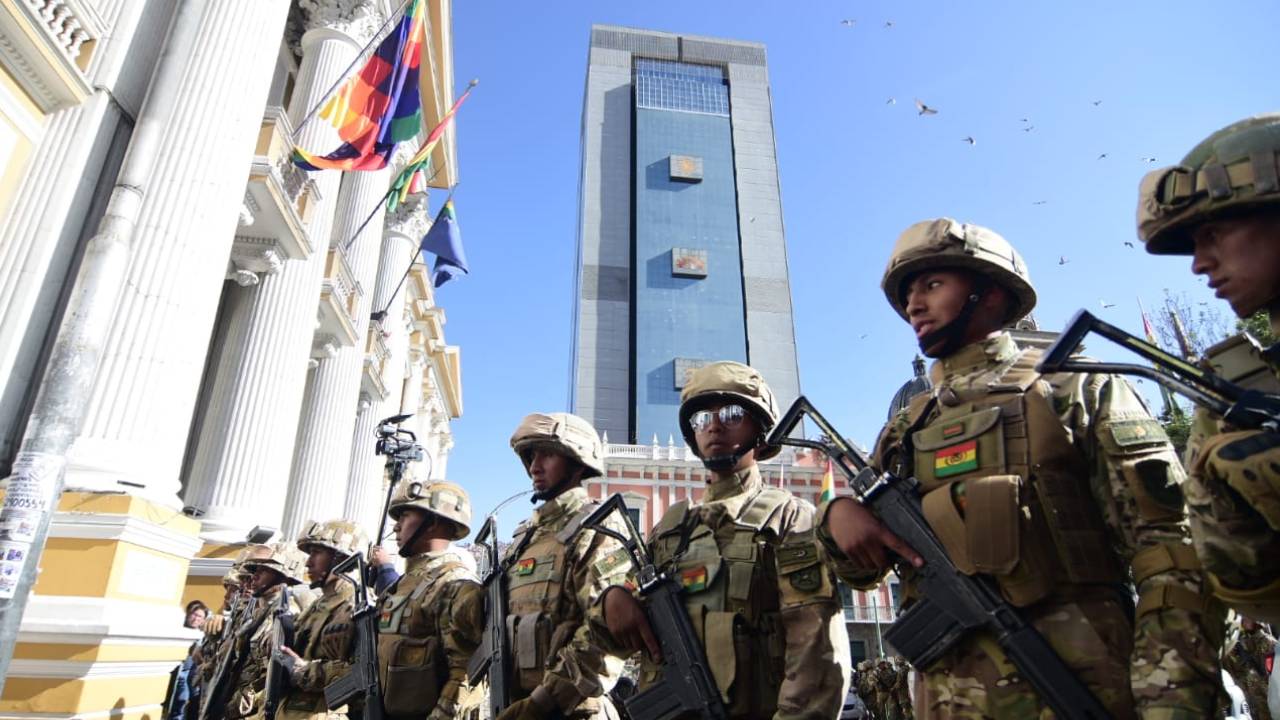 Ejército entra al Palacio de Gobierno