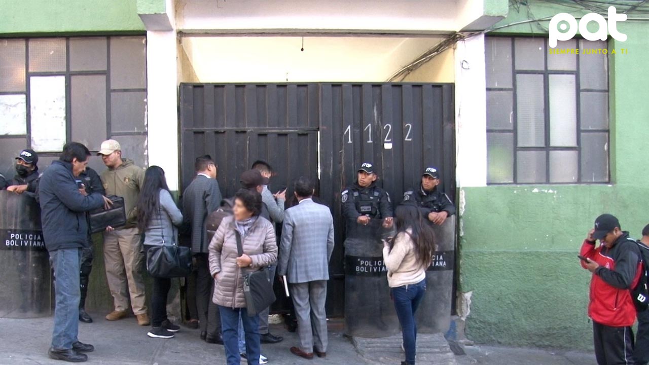 Ciudadanos realizan vigilia en las puertas de la FELCC  exigiendo justicia y respeto a la democracia