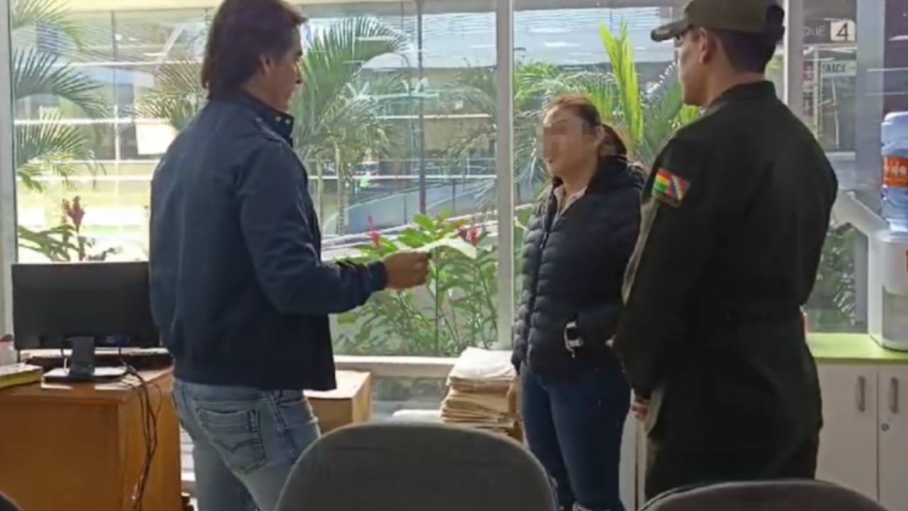 Aprehenden a funcionaria de la Alcaldía por cobros irregulares