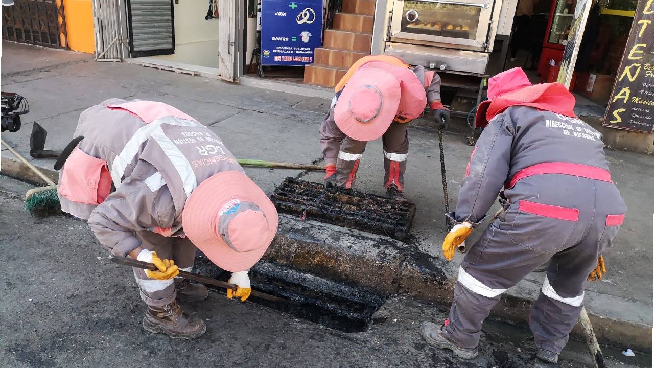 Retiran comida, utensilios y bolsas plásticas en sumideros y bocas de tormenta de la avenida 16 de Julio