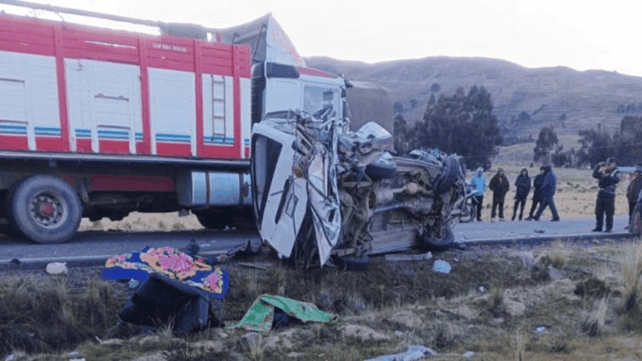  Cuatro profesores fallecen en accidente de tránsito ocurrido Carabuco, La Paz