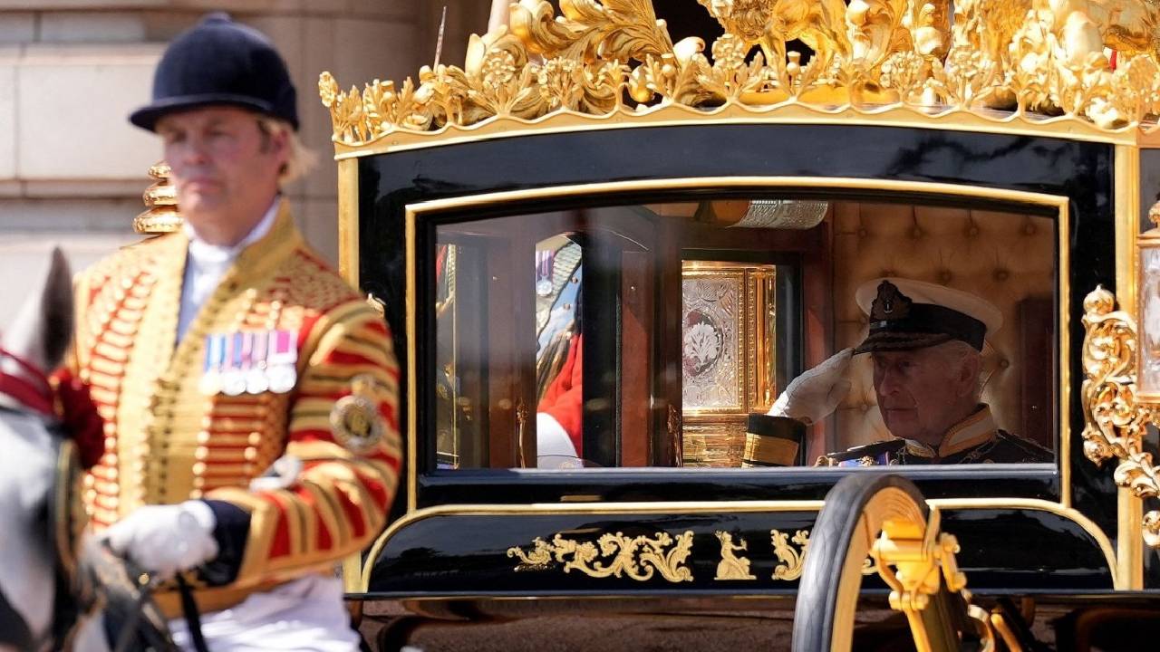 El Rey Carlos III presenta el programa del gobierno laborista del Reino Unido que incluye la renacionalización del ferrocarril