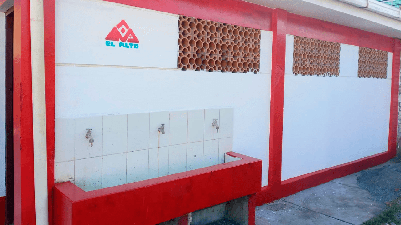 Alcaldía de El Alto refuerza mantenimiento en baños escolares