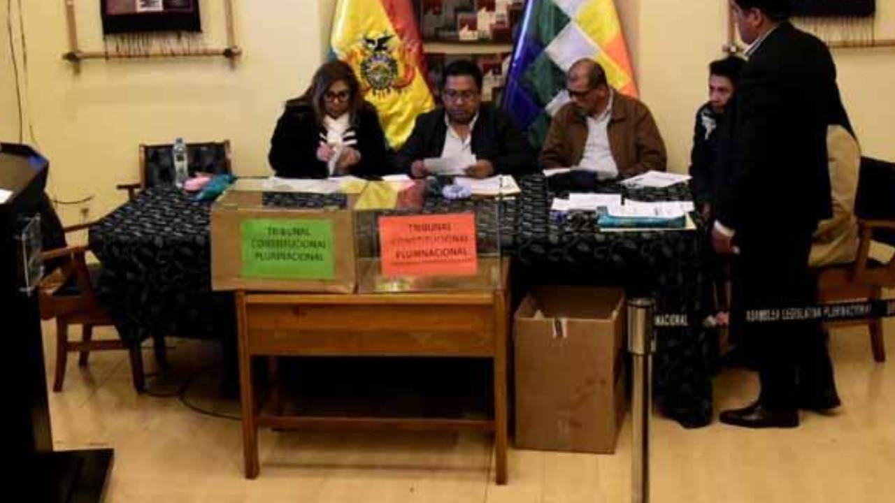 Parlamentarios niegan haber 'soplado' respuestas a postulantes a magistrados