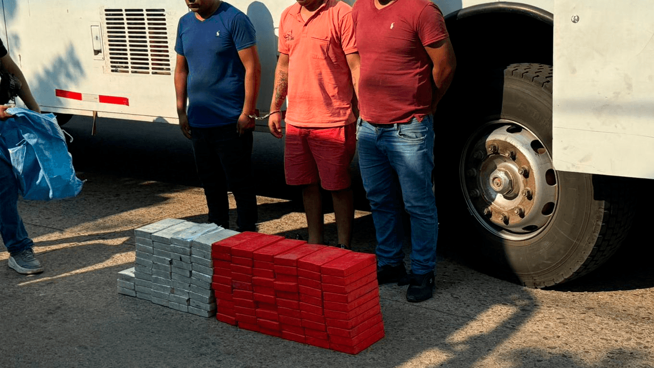 Aprehenden a tres personas con 108 kilos de cocaína en Santa Cruz