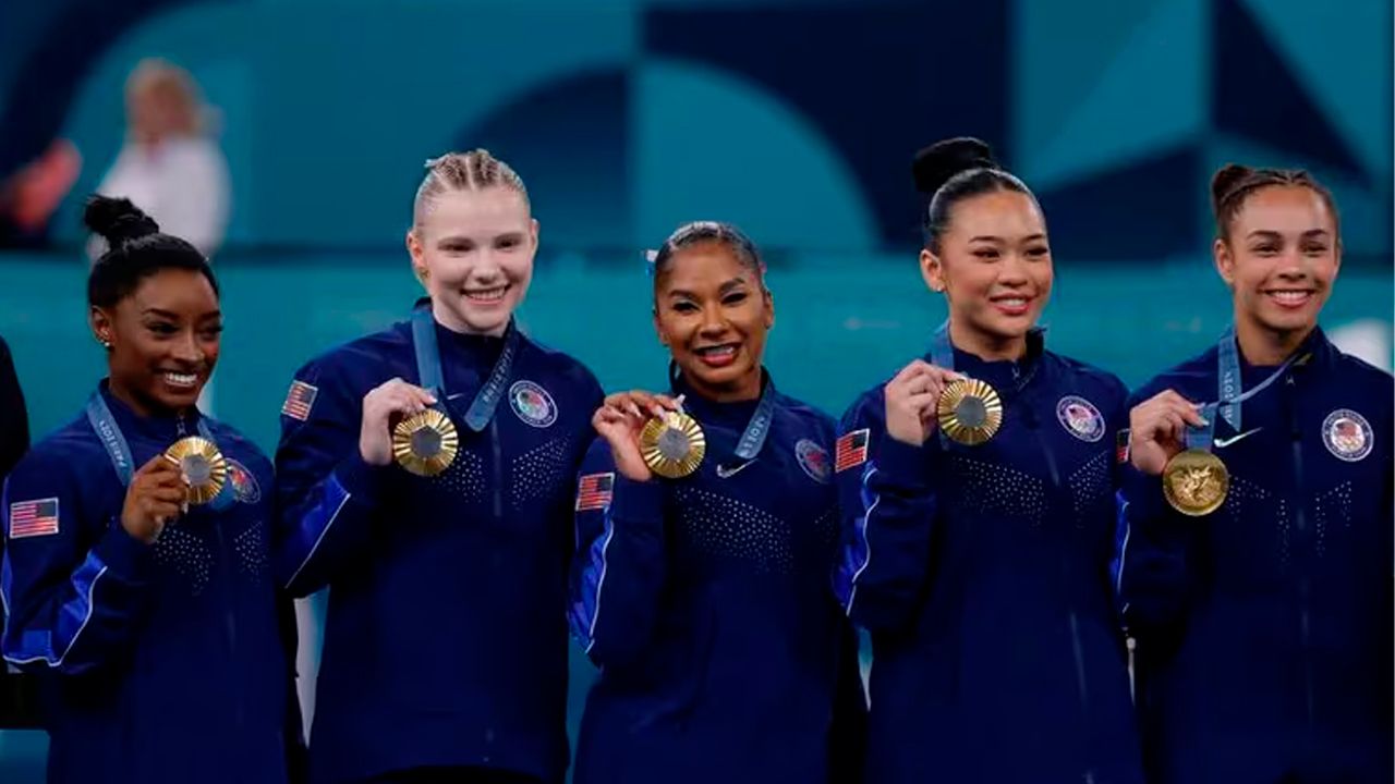 Simone Biles y su equipo rinden homenaje a una serie clásica de televisión con su nuevo nombre