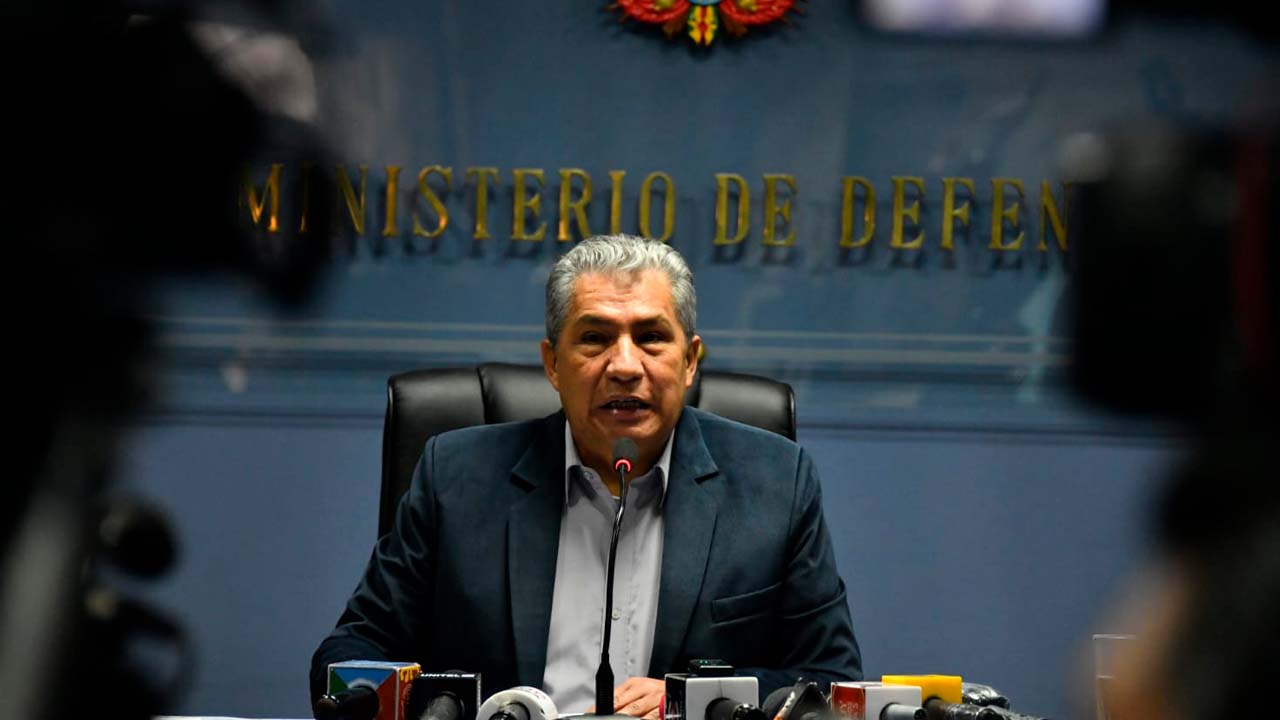 Ministro Novillo desmiente supuesta salida de militares bolivianos hacia Venezuela en un vuelo desviado de BoA