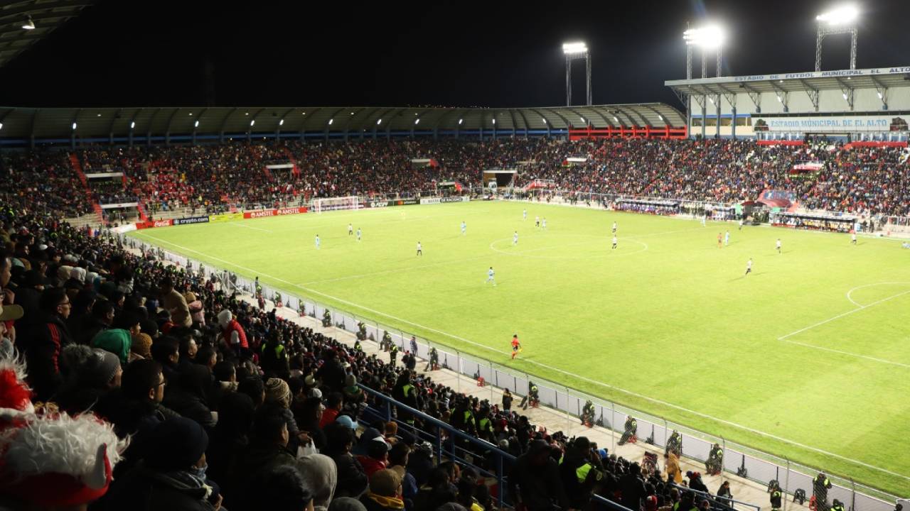 El fútbol boliviano marca un hito histórico al competir las Eliminatorias en El Alto