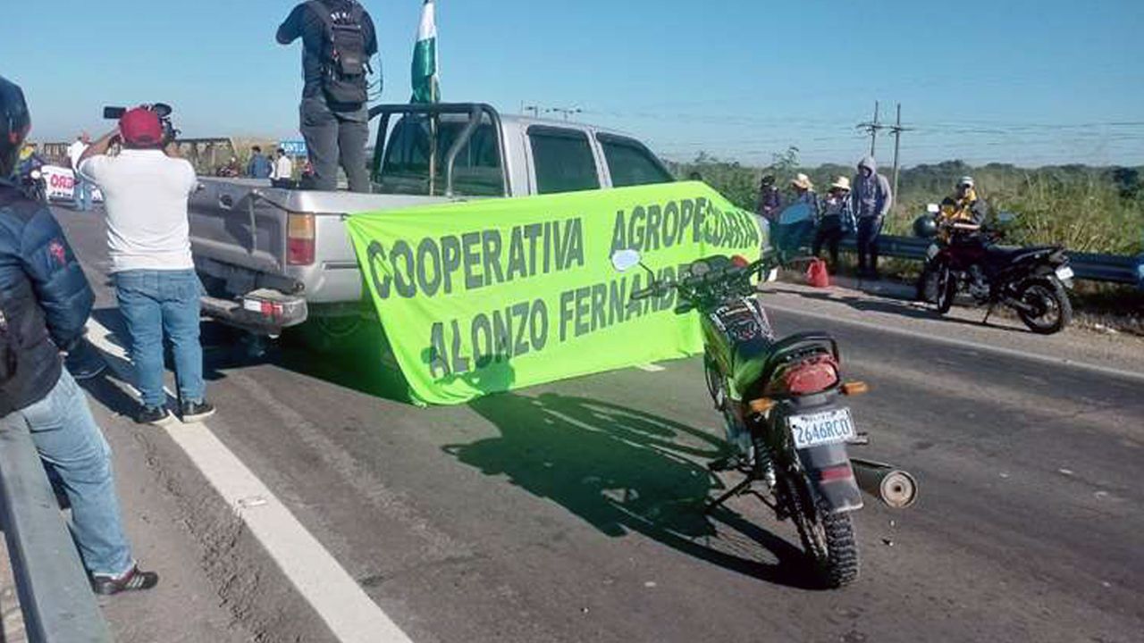 Bloquean ruta Santa Cruz – Cochabamba, aun no se decide si la medida será indefinida
