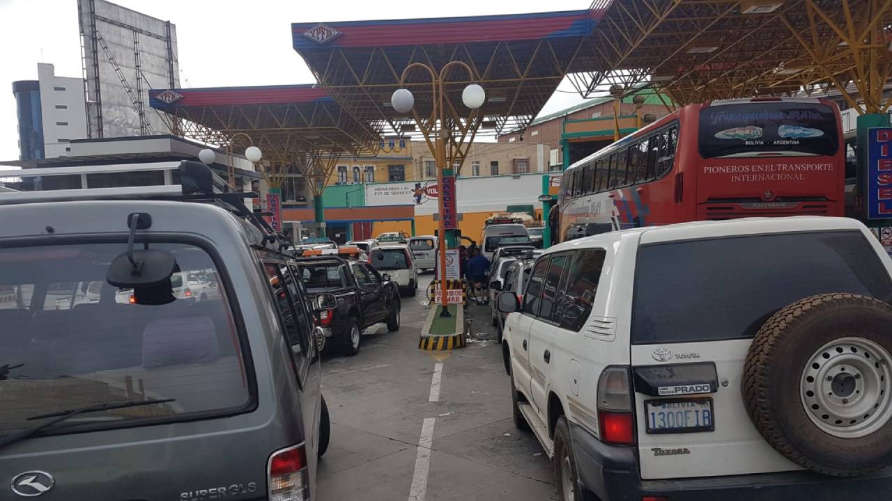 Continúan las filas de vehículos a pesar del despacho de 14 millones de litros de combustible