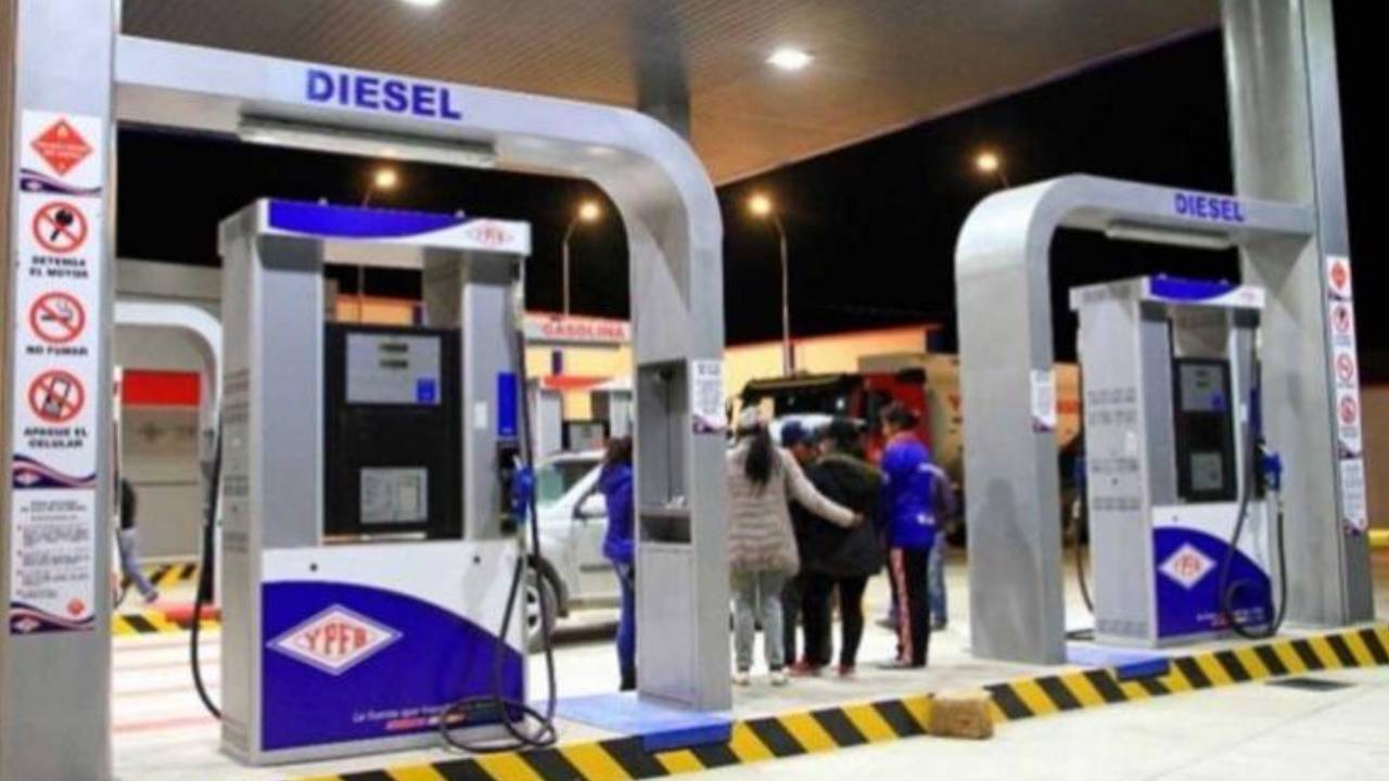 YPFB termina descarga de 103.000 barriles de diésel en Terminal Arica y despacha cisternas al país