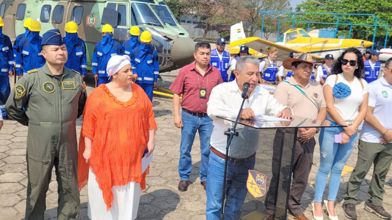 El Gobierno envía dos aeronaves adicionales y refuerza con bomberos forestales para combatir los incendios en San Ignacio de Velasco y Concepción