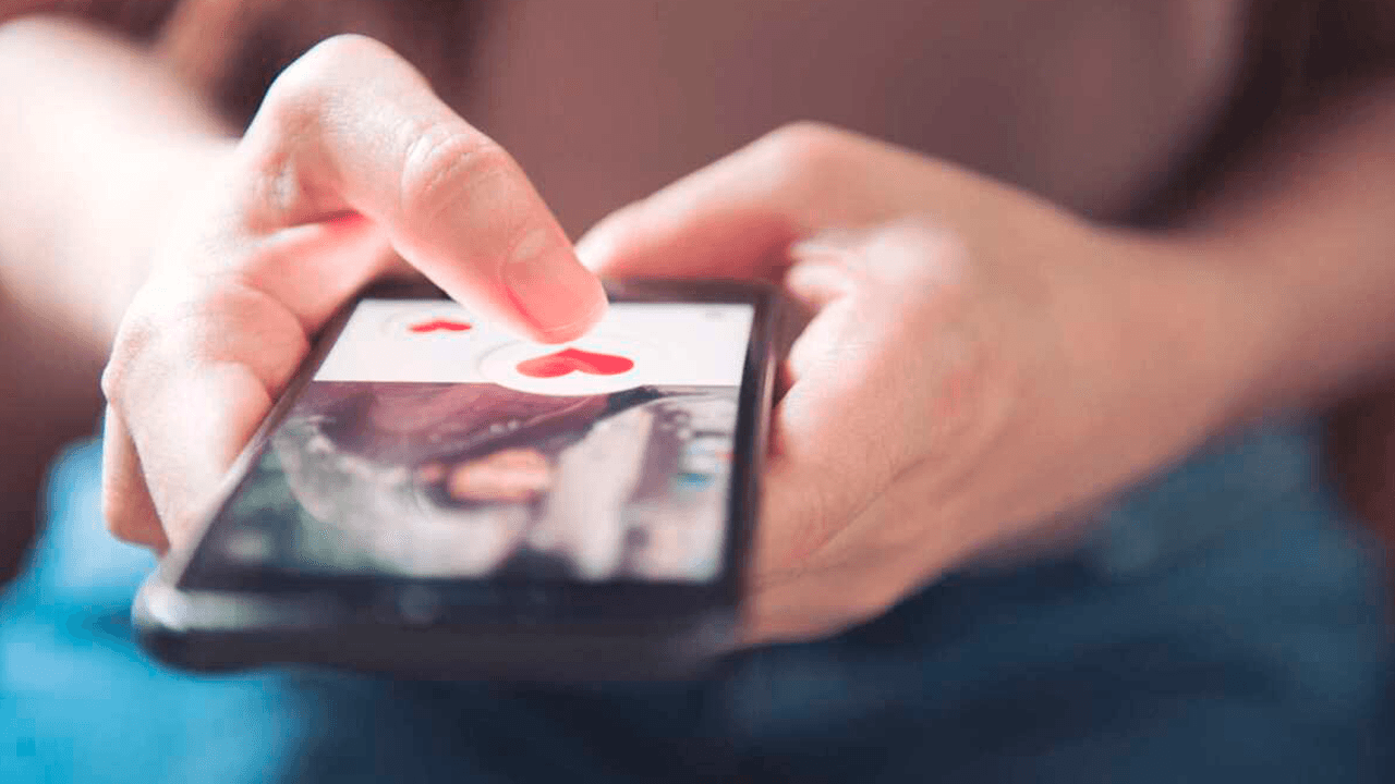 Mujer cita a un hombre por internet, lo dopa, le roba y lo abandona en un río
