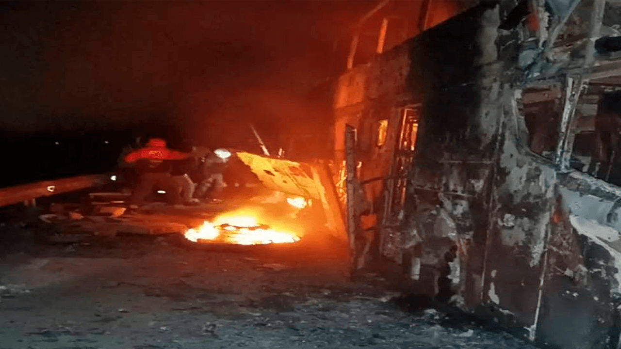 Un bus se incendia cerca de Camargo en Chuquisaca