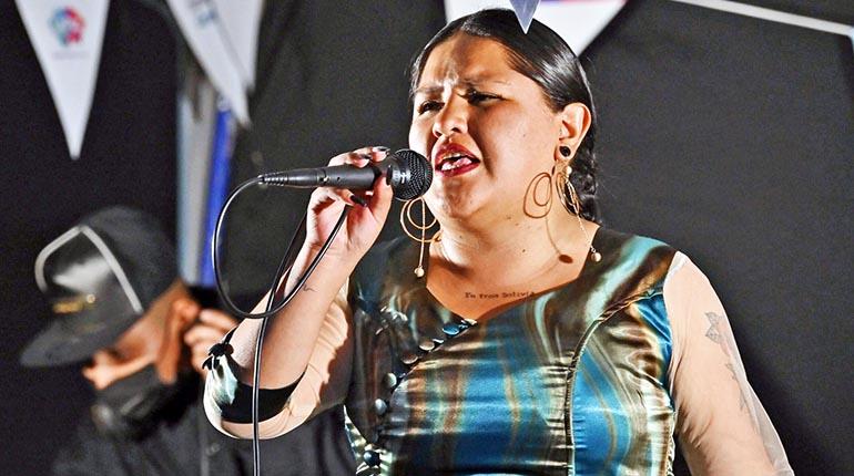 Alwa, la cholita rapera, llevará su talento a Suiza en festival feminista