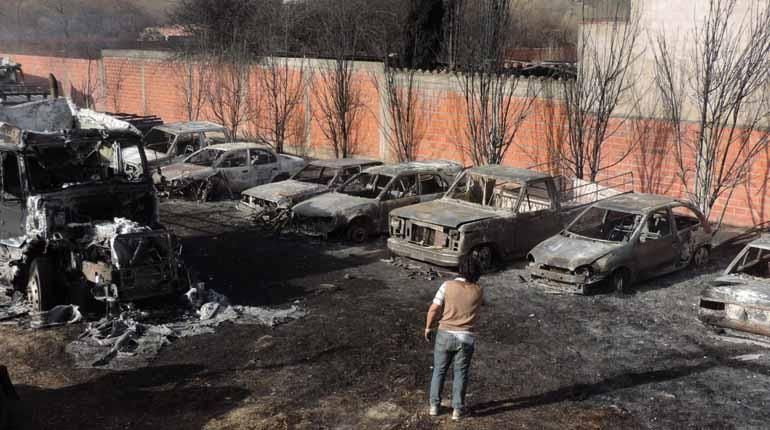 Incendio devastador en Tarija consume más de 60 vehículos de Dircabi
