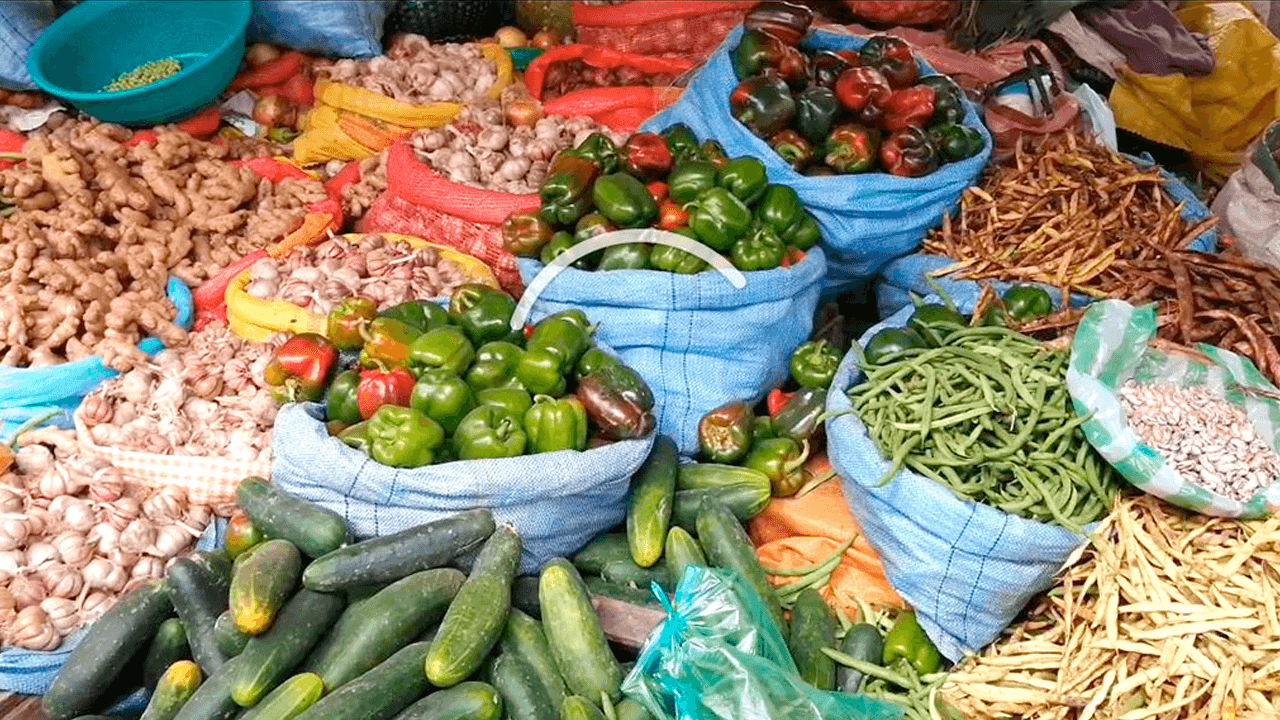 Ciudadano denuncia prohibición de vender pollos a precios bajos en mercado local