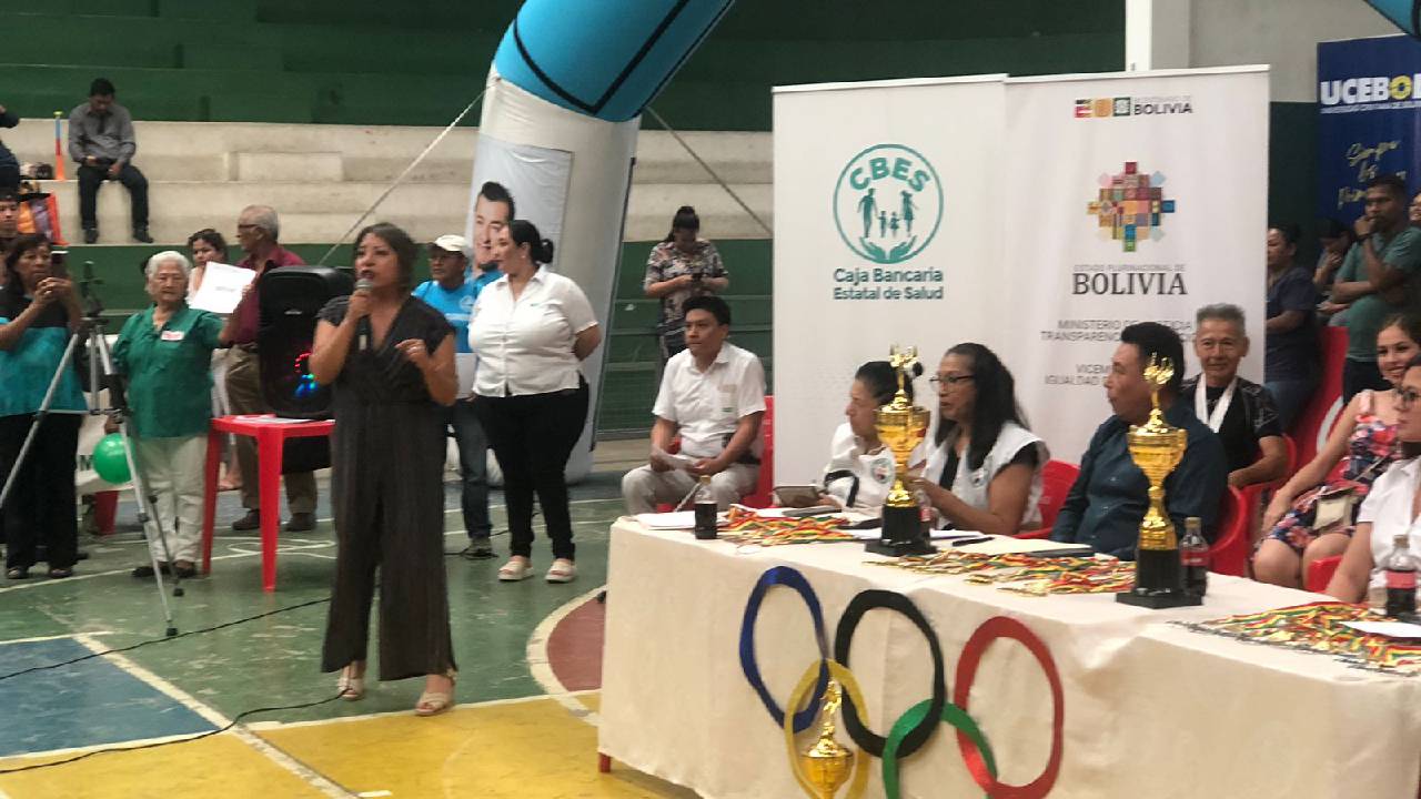  Viceministra Cruz inaugura la 1ra olimpiada físico cognitiva de adultas y adultos mayores en Santa Cruz, y llama a apostar por un envejecimiento activo y saludable