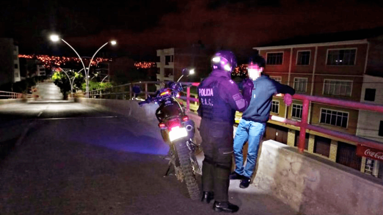 Policía evita que joven se lance de un puente en Sucre