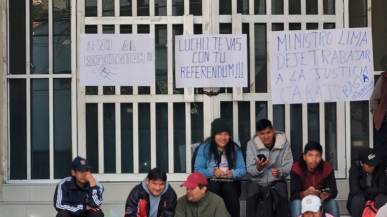 Militantes del MAS y organizaciones sociales realizan vigilia en Sucre contra la visita del Ministro Iván Lima