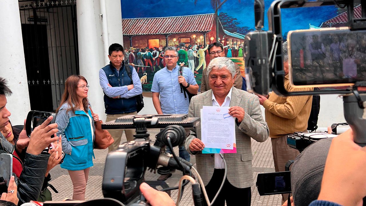 Alcalde Iván Arias solicita reforma constitucional para eliminar escaños supraestatales