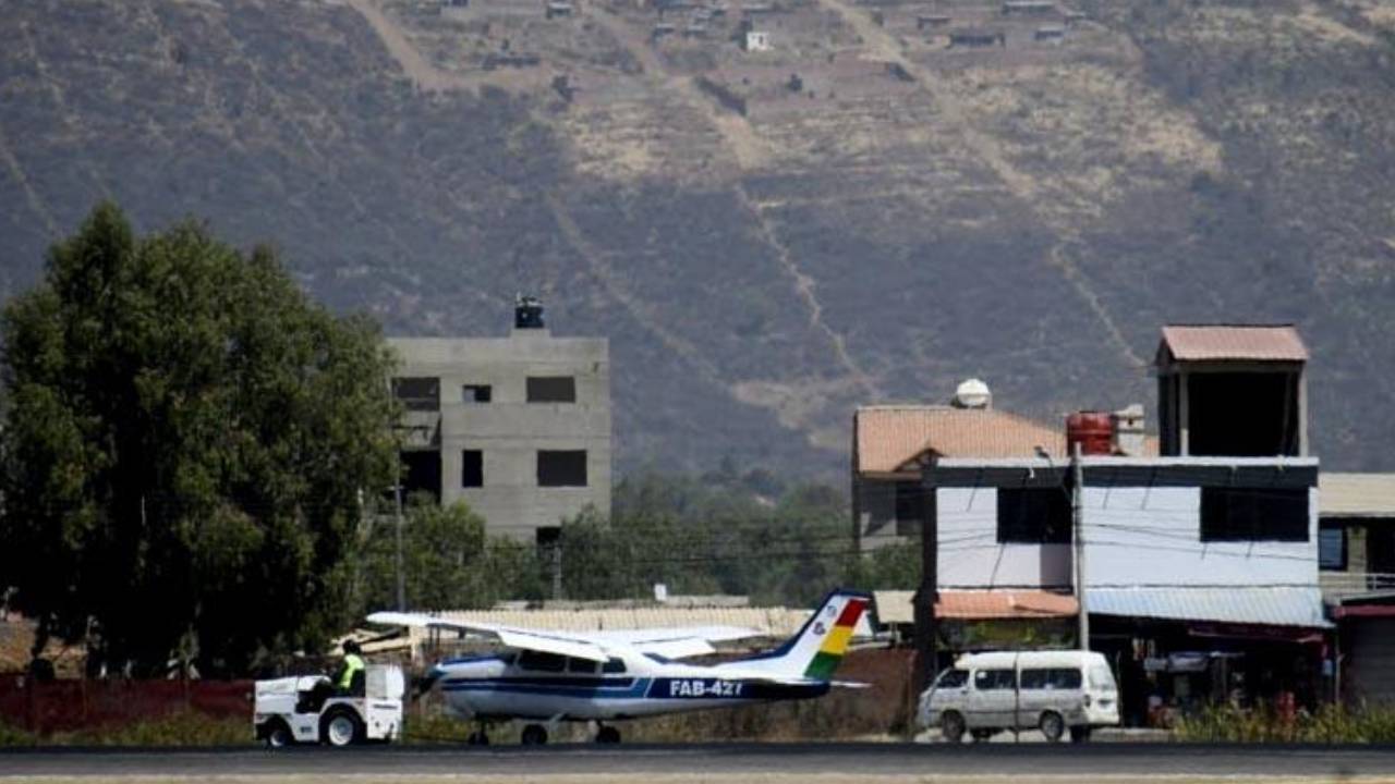 Accidente en el aeropuerto de Cochabamba: una avioneta presentó fallas al aterrizar