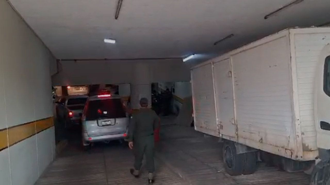 Juan Yujra llega al Palacio de Justicia para audiencia cautelar, respaldado por autoridades