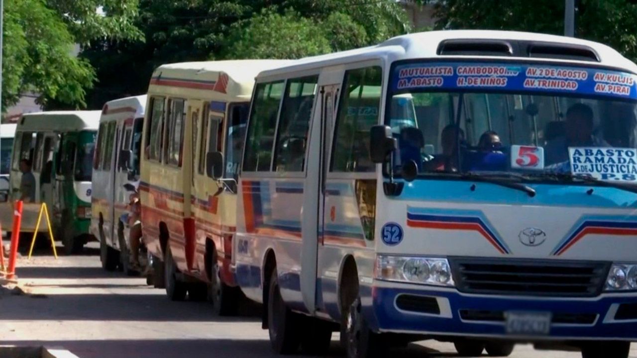 Transportistas cruceños alistan movilización para exigir aumento en las tarifas de pasajes