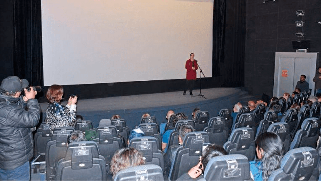 Oliver Stone presenta “nuclear” en Bolivia para promover el debate sobre energía atómica