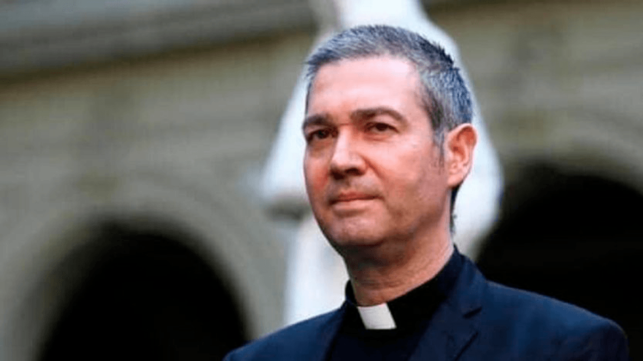 Jordi Bertomeu, representante del Papa, llega a Bolivia