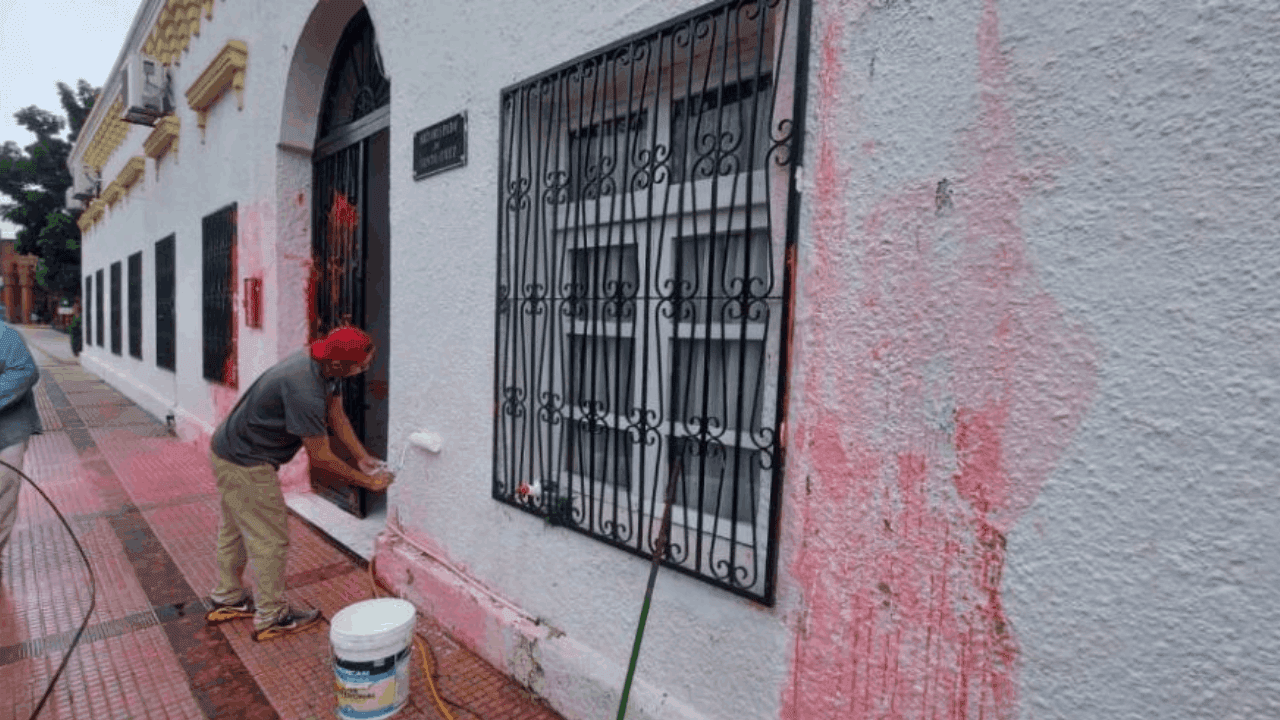  Arzobispado sufre un ataque, amaneció pintarrajeado con tinta roja