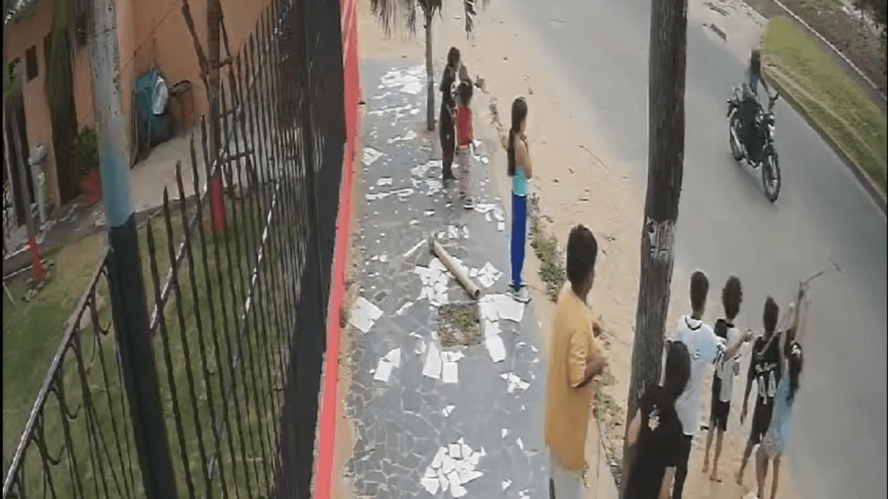 Motociclista herido al impactar con pita sostenida por niños en bloqueo
