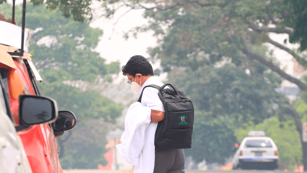 Alerta por contaminación: Cochabamba recomienda barbijo y precauciones ante la densa niebla de humo