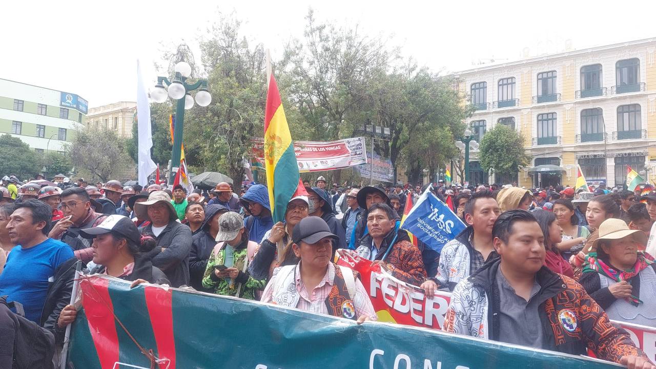 Multitudinaria marcha llega a kilómetro 0 en la paz exigiendo respeto a la democracia