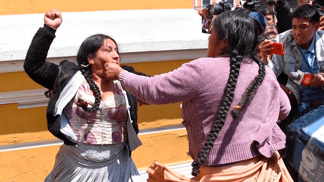 Violencia en la plaza Murillo: enfrentamiento entre evistas y arcistas tras marcha de la COB