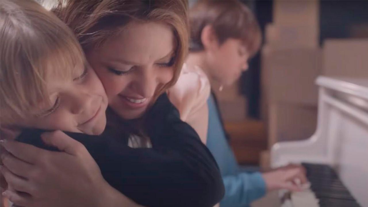 Shakira revela de quién fue la idea de que Milán y Sasha aparecieran en el video de “Acróstico”