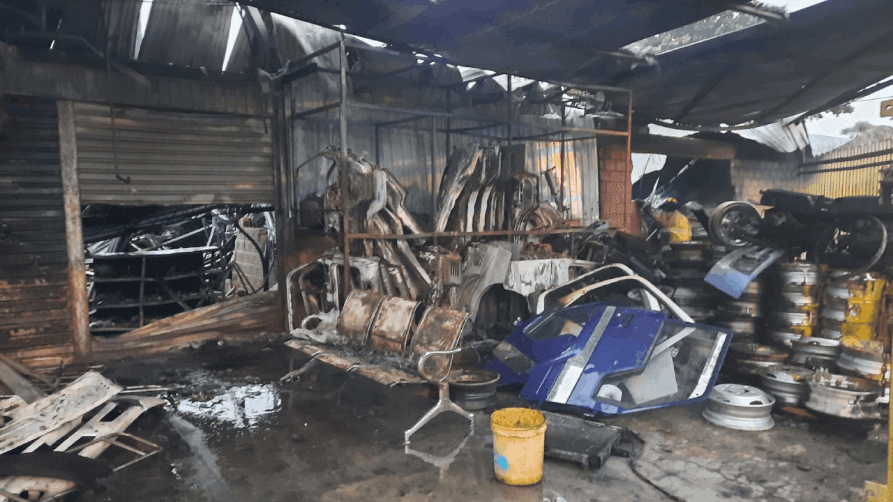 Incendio en un galpón de autorepuestos
