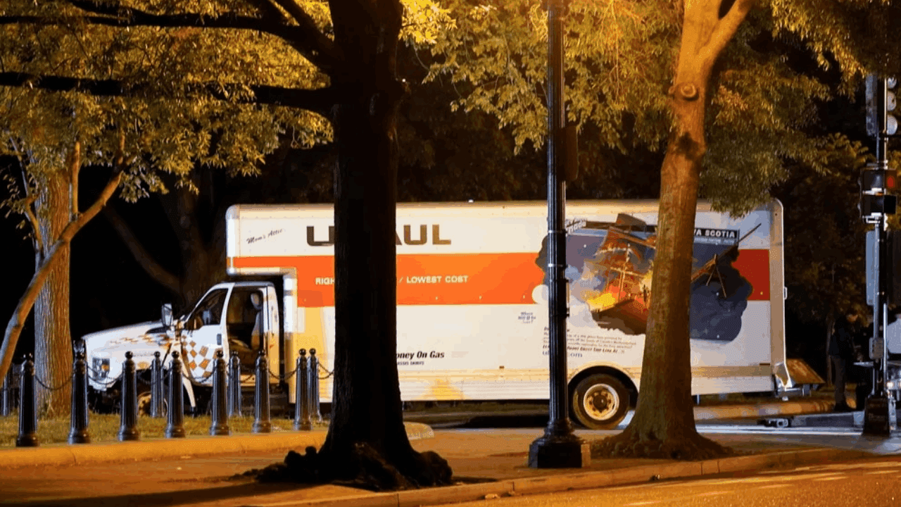 Camión se estrella contra las vallas de seguridad de la Casa Blanca