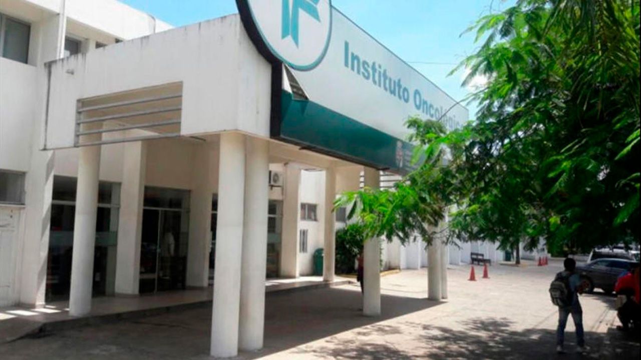 Entrega de pelucas a madres del Oncológico, como agasajo por su día