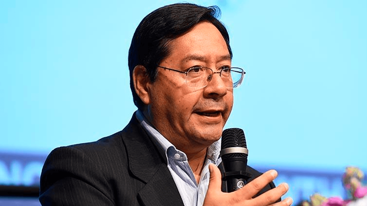Arce critica bloqueos y señala que son obra de quienes "no creen en la democracia"