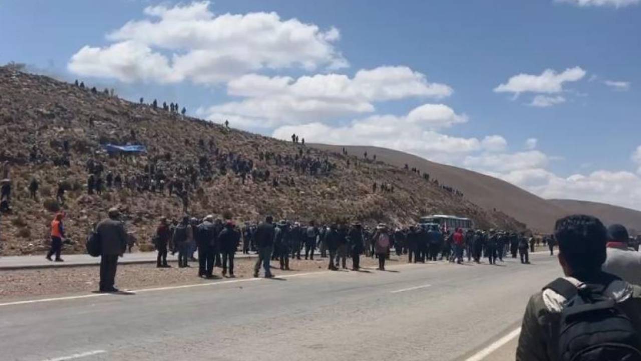 Grupo arcista se concentra en cerro de vila vila para bloquear marcha de Evo Morales