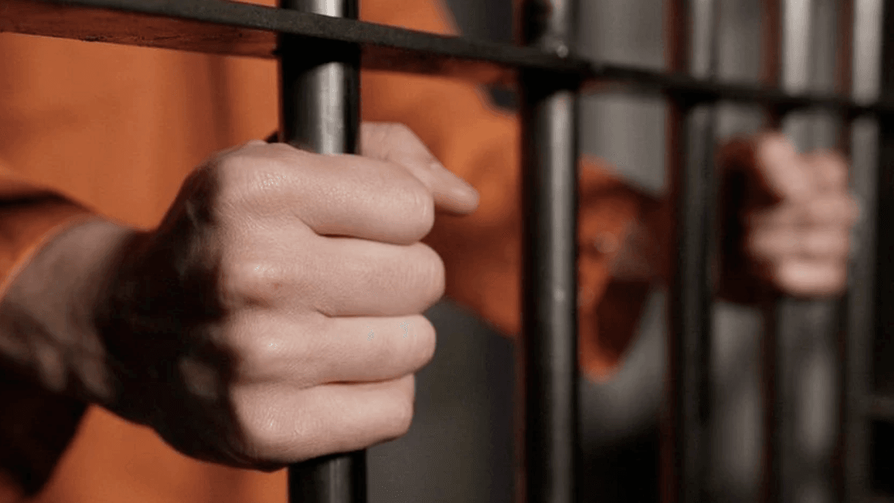 Diez años de cárcel a un hombre que distribuyó pornografía de una joven de 19 años