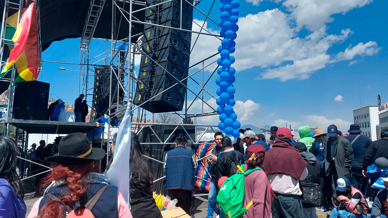 Arman tarima en puente para recibir marcha de Evo Morales