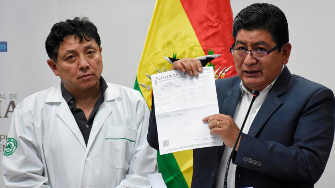 Ministro Montaño muestra resultados de sus pruebas y dice que "no es ningún drogo"