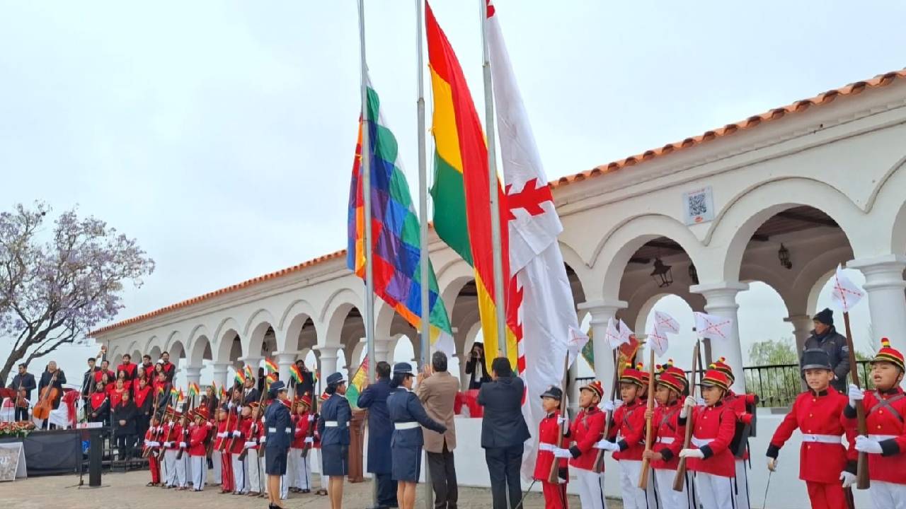 Sucre celebra 486 años de su fundación con actos y desfiles cívicos