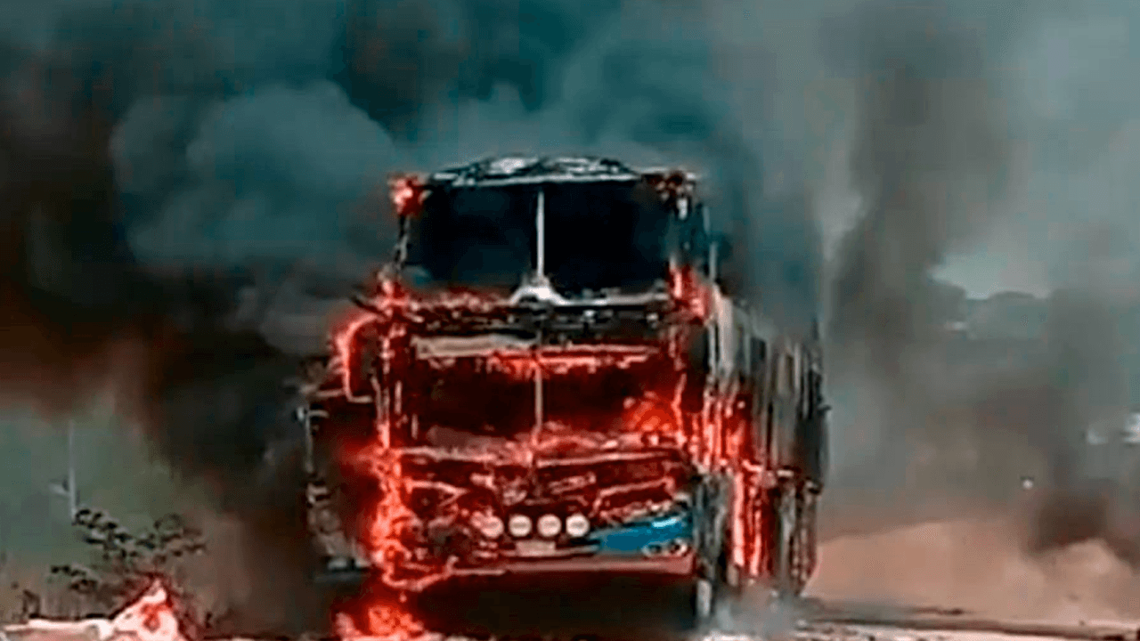 Bus en llamas en Pando: pasajeros logran evacuar antes de que el fuego lo consuma