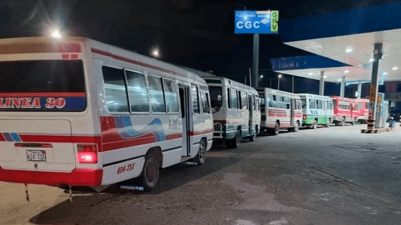 Falta de diésel paraliza el 50% del transporte público en Santa Cruz